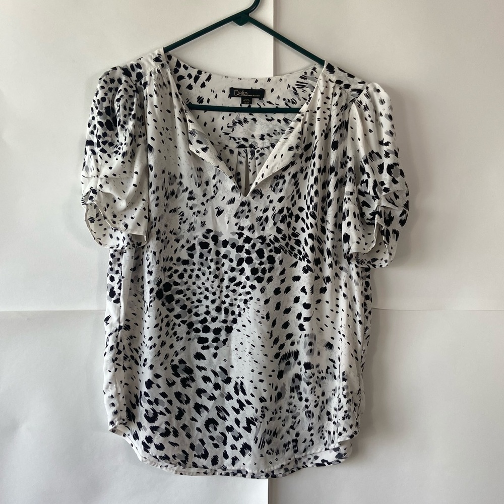 Dalia Snow Leopard Print Short Sleeve Shirt Medium